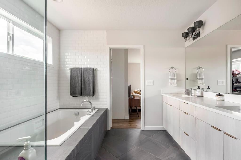 Comfy Family Home, Walkable Neighborhood + Patio! Portland Eksteriør bilde